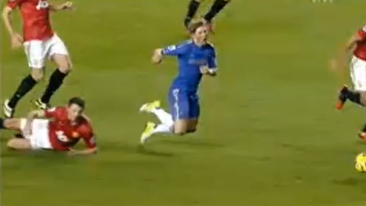 Här väljer Torres att flyga istället för att springa framåt.